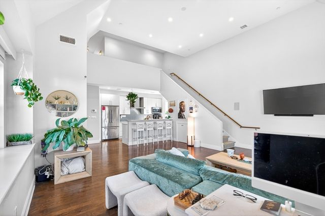 225 Dorchester St 15, Boston, MA 02127