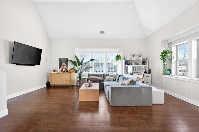 225 Dorchester St 15, Boston, MA 02127