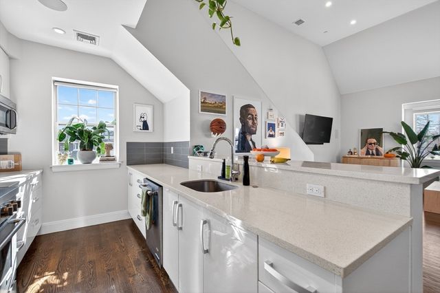 225 Dorchester St 15, Boston, MA 02127