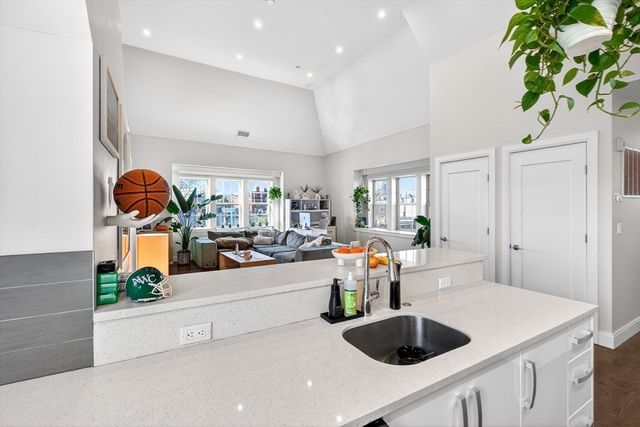 225 Dorchester St 15, Boston, MA 02127