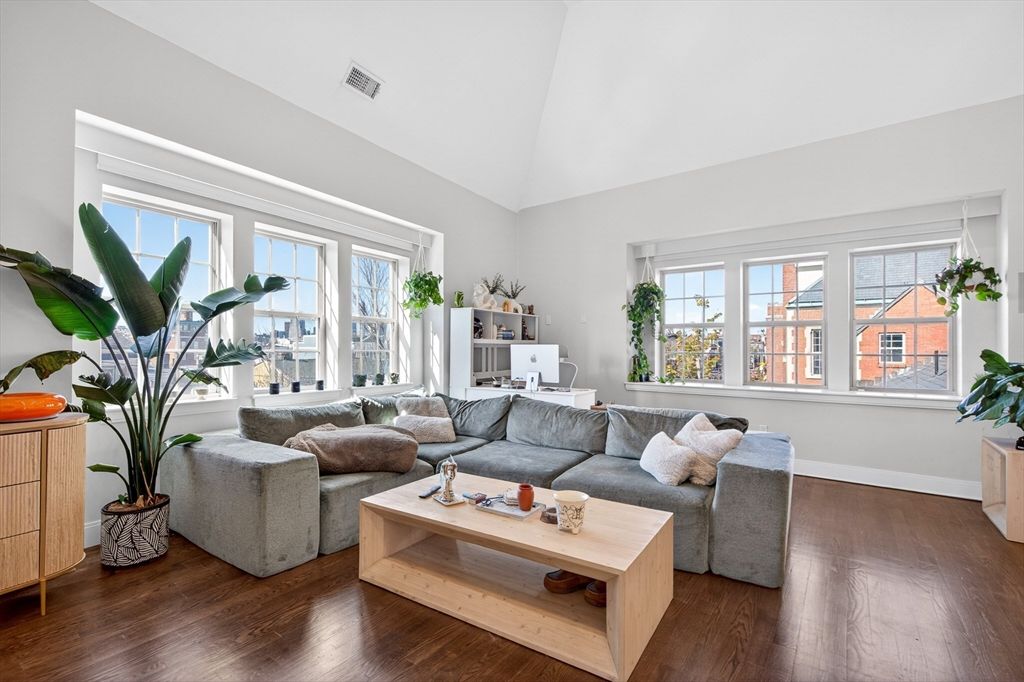 225 Dorchester St 15, Boston, MA 02127