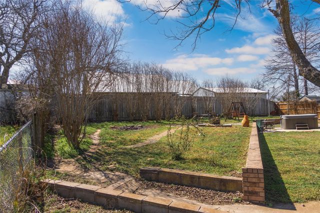 1811 Saylor ST, Goldthwaite, TX 76844