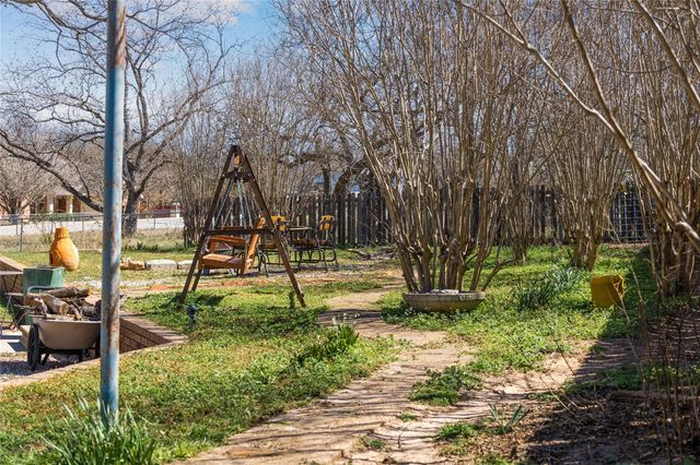 1811 Saylor ST, Goldthwaite, TX 76844