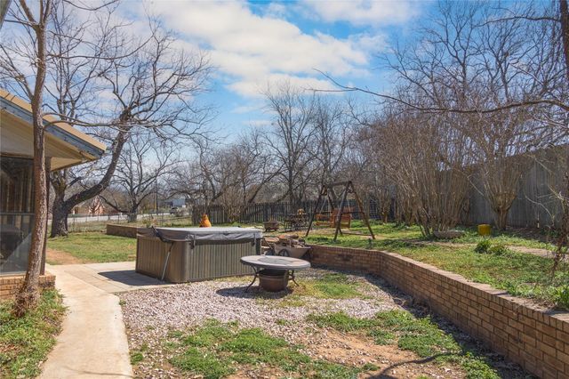 1811 Saylor ST, Goldthwaite, TX 76844