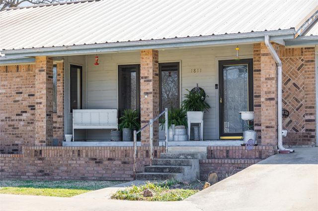 1811 Saylor ST, Goldthwaite, TX 76844