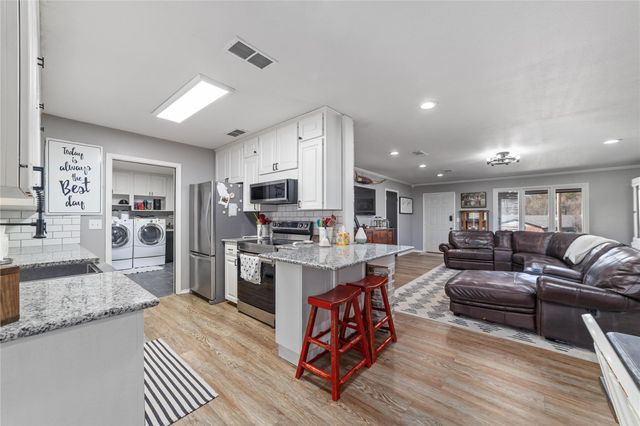 1811 Saylor ST, Goldthwaite, TX 76844