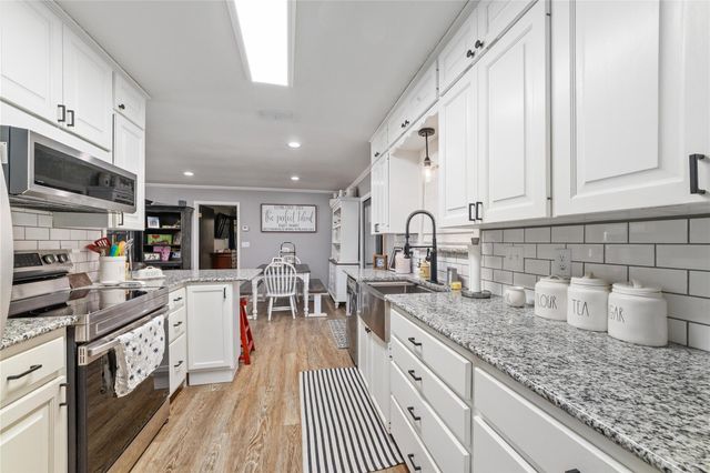 1811 Saylor ST, Goldthwaite, TX 76844
