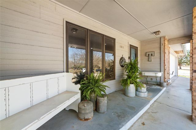 1811 Saylor ST, Goldthwaite, TX 76844