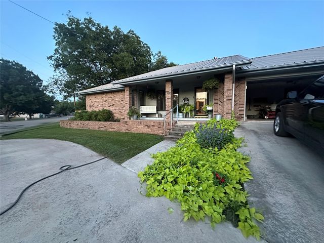 1811 Saylor ST, Goldthwaite, TX 76844