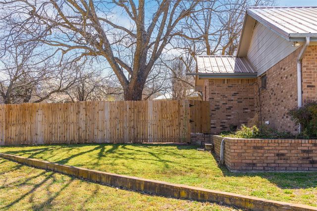 1811 Saylor ST, Goldthwaite, TX 76844