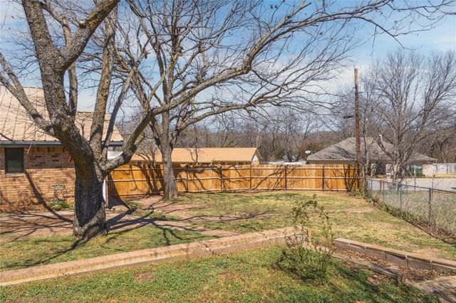 1811 Saylor ST, Goldthwaite, TX 76844