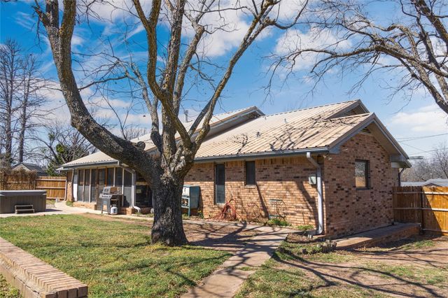 1811 Saylor ST, Goldthwaite, TX 76844