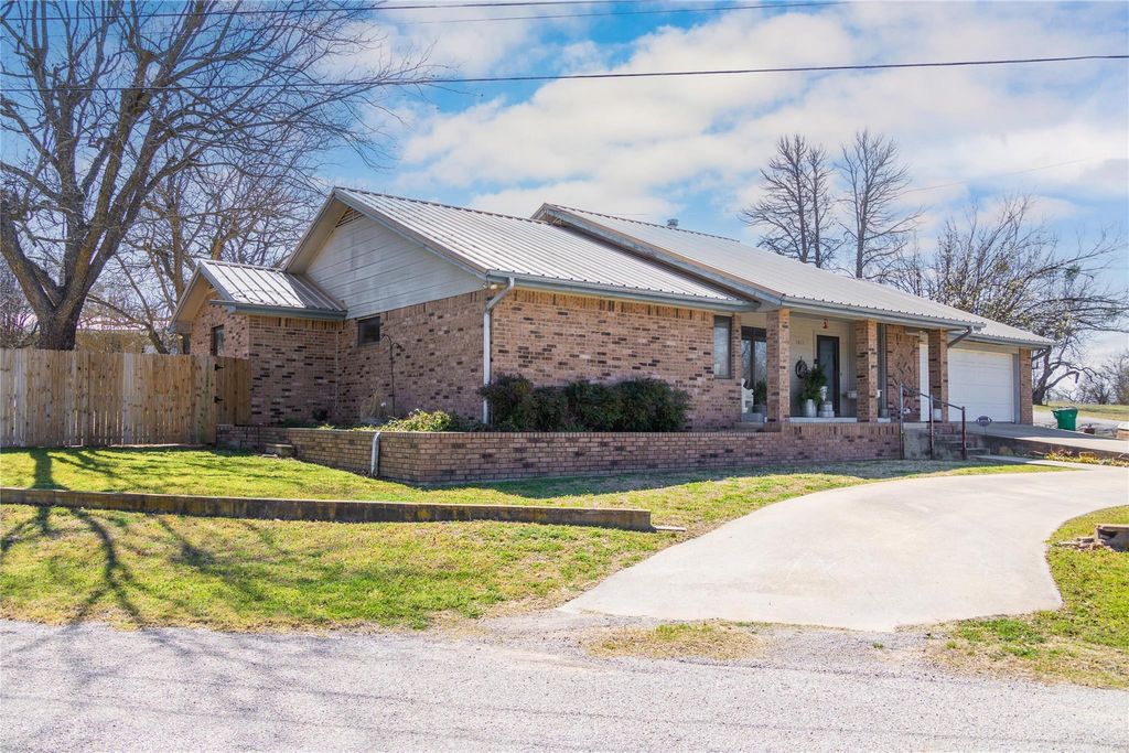 1811 Saylor ST, Goldthwaite, TX 76844