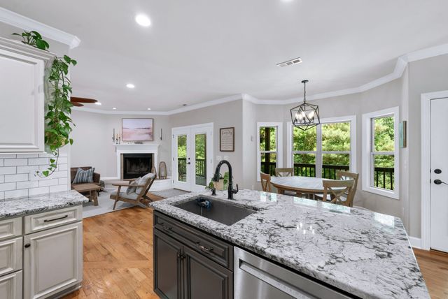 3352 R O Peach Road, Columbia, TN 38401