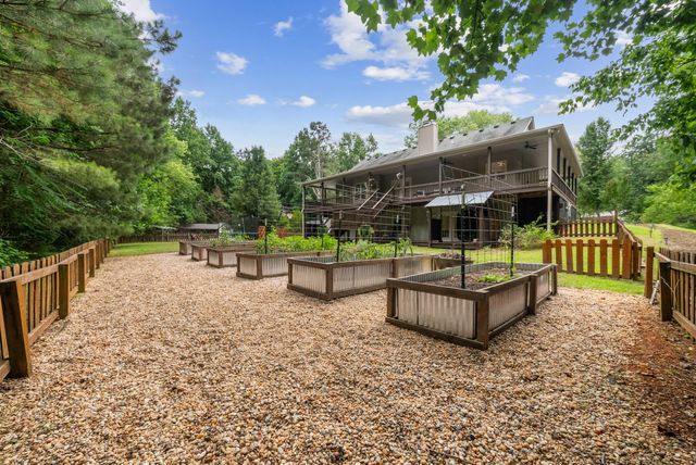 3352 R O Peach Road, Columbia, TN 38401