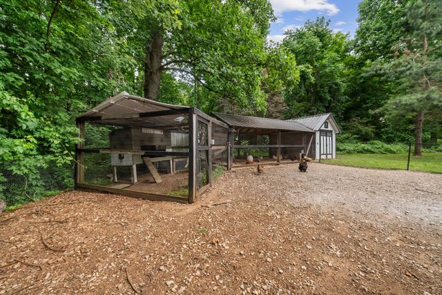 3352 R O Peach Road, Columbia, TN 38401