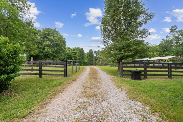 3352 R O Peach Road, Columbia, TN 38401
