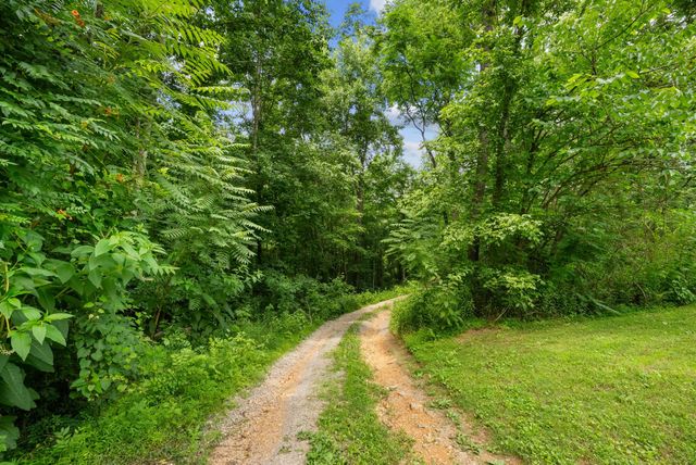3352 R O Peach Road, Columbia, TN 38401