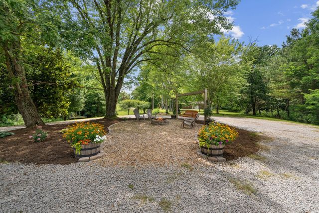 3352 R O Peach Road, Columbia, TN 38401