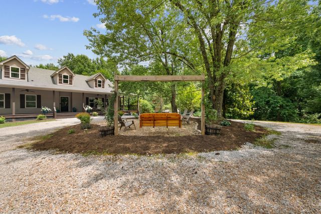 3352 R O Peach Road, Columbia, TN 38401