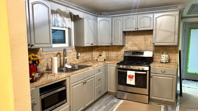 1615 Lorenzo St., Castroville, TX 78009