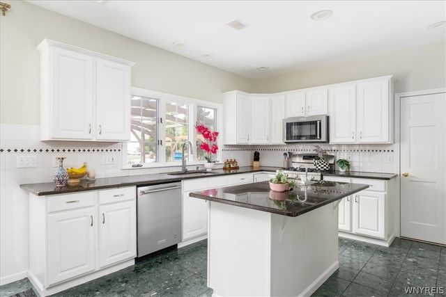 5740 Marthas Vineyard, Clarence, NY 14032