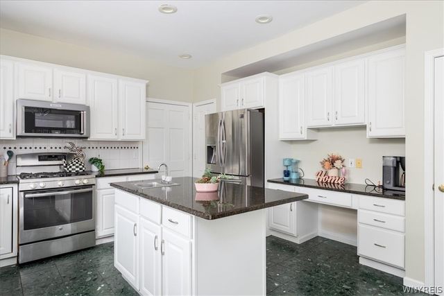 5740 Marthas Vineyard, Clarence, NY 14032