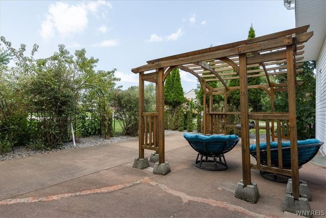 5740 Marthas Vineyard, Clarence, NY 14032