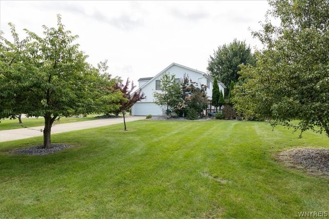 5740 Marthas Vineyard, Clarence, NY 14032