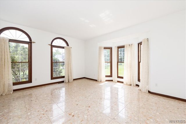 5740 Marthas Vineyard, Clarence, NY 14032