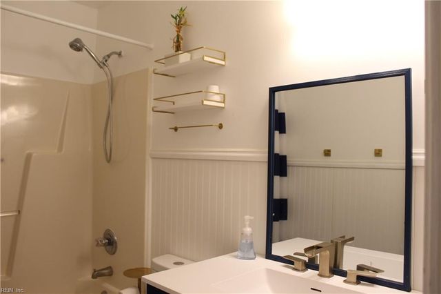 615 Lake Shores DR, Portsmouth, VA 23707