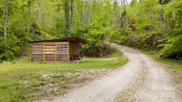 81 Amsoil Drive, Bakersville, NC 28705