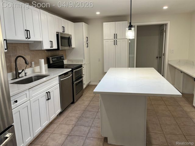 3930 Harris Lane, West Bloomfield Charter Township, MI 48323