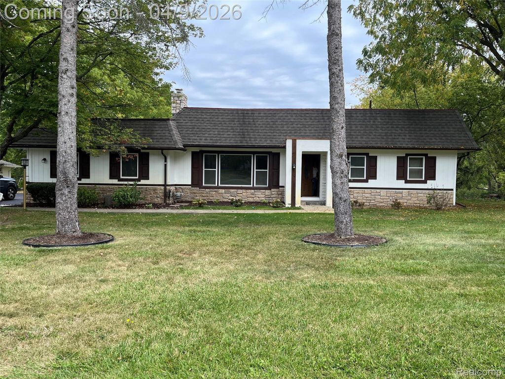 3930 Harris Lane, West Bloomfield Charter Township, MI 48323