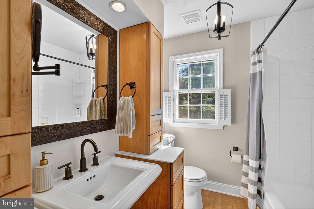 2301 STARCREST DR, Silver Spring, MD 20904