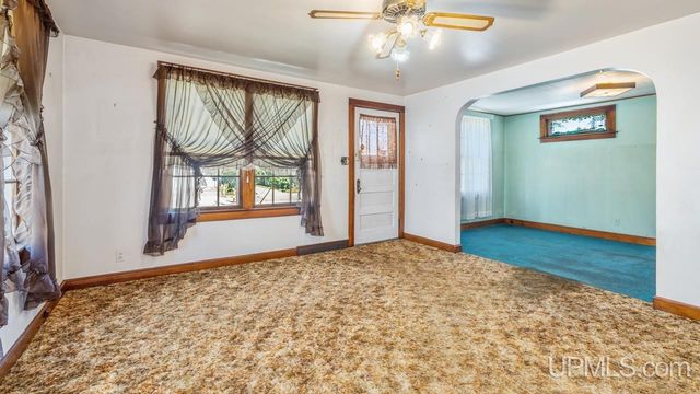 1813 N 12th Avenue, Escanaba, MI 49829