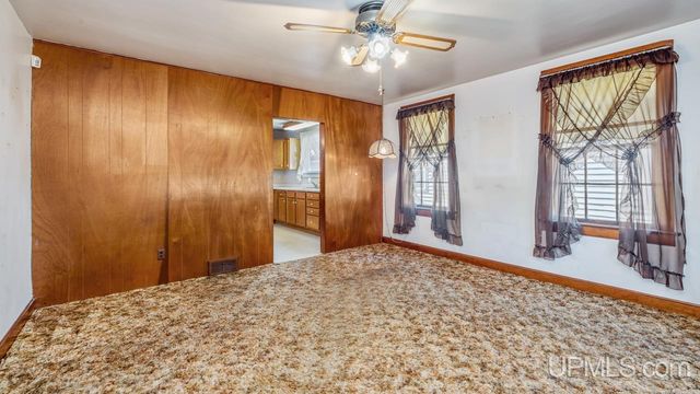 1813 N 12th Avenue, Escanaba, MI 49829