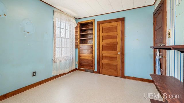 1813 N 12th Avenue, Escanaba, MI 49829