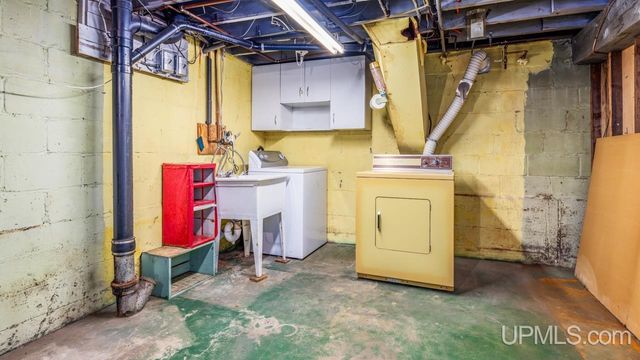 1813 N 12th Avenue, Escanaba, MI 49829