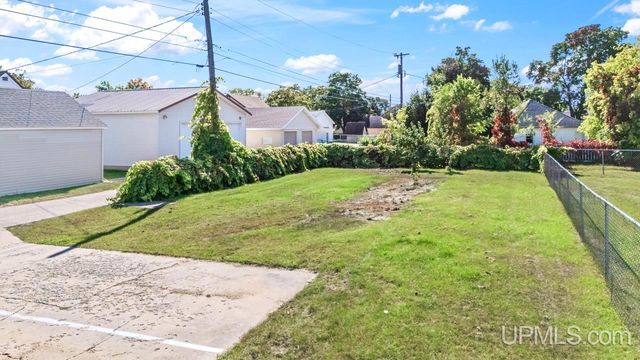 1813 N 12th Avenue, Escanaba, MI 49829