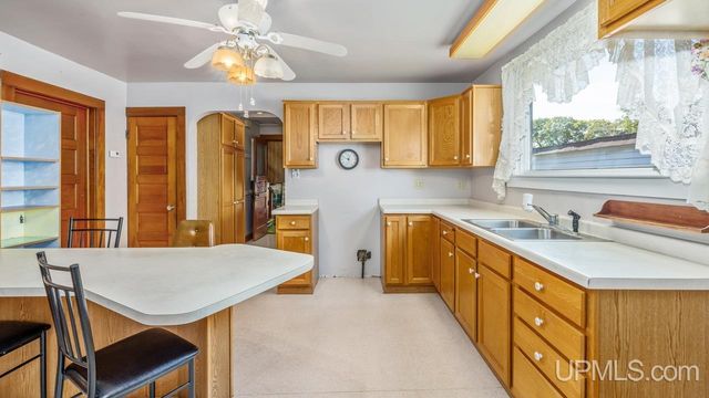 1813 N 12th Avenue, Escanaba, MI 49829