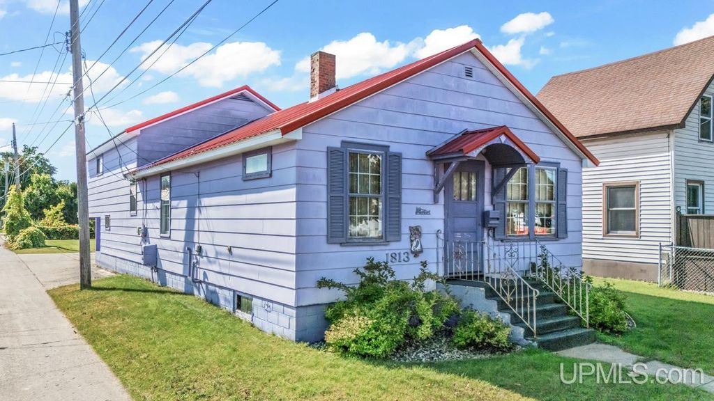 1813 N 12th Avenue, Escanaba, MI 49829