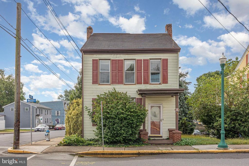 68 E WATER ST, Middletown, PA 17057