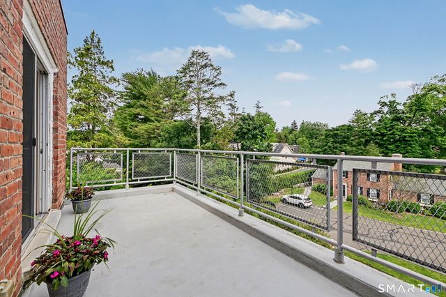 4 Putnam Hill 4H, Greenwich, CT 06830