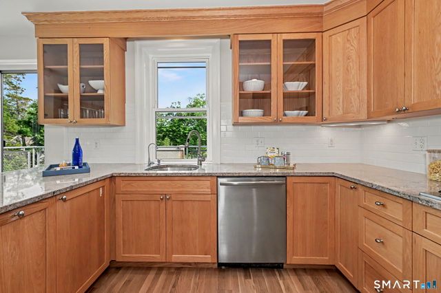 4 Putnam Hill 4H, Greenwich, CT 06830