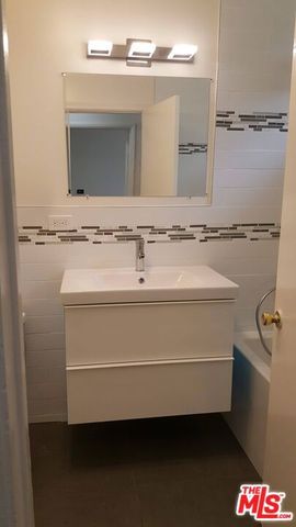 635 N Beachwood Drive 4, Los Angeles, CA 90004