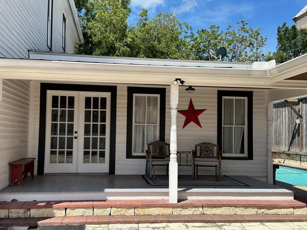 326 W Colorado ST, La Grange, TX 78945