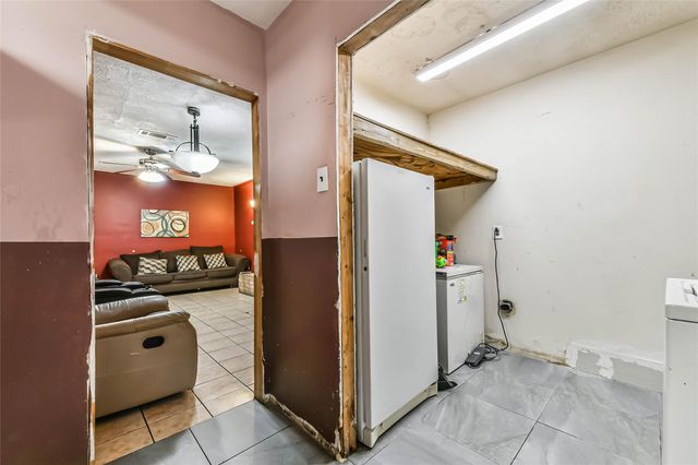 10438 Caxton Street, Houston, TX 77016