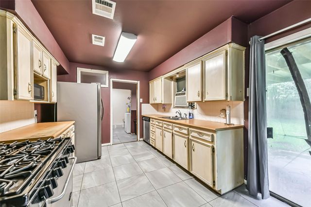 10438 Caxton Street, Houston, TX 77016
