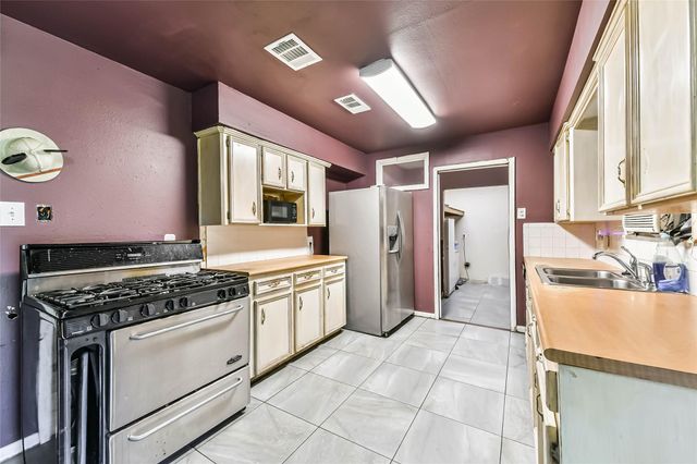 10438 Caxton Street, Houston, TX 77016